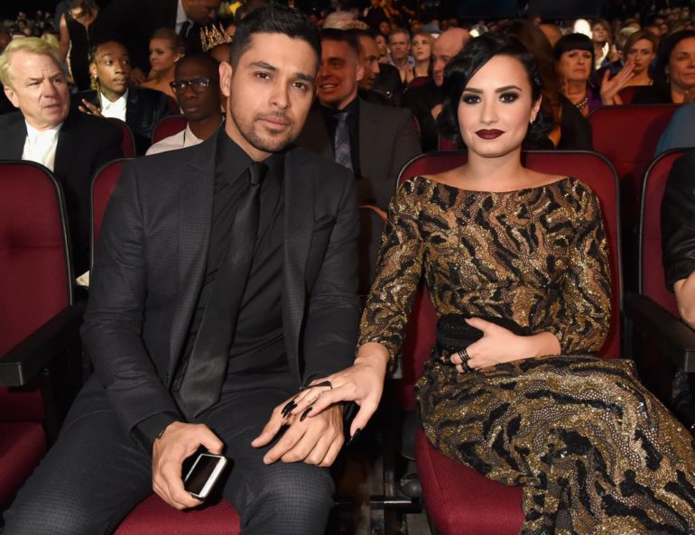 Demi-Lovato-Wilmer-Valderrama-2015-AMAs