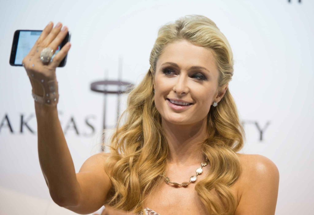 2048x1536-fit_le-28-aout-2015-paris-hilton-devoilait-a-la-presse-sa-bague-de-fiancailles-d-une-valeur-de-100-000