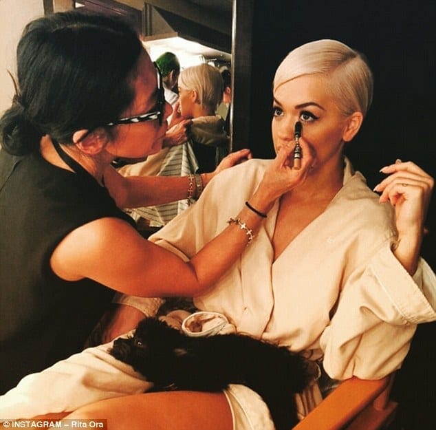 25FBD1D100000578-2964897-Rita_Ora_proved_you_can_do_red_carpet_beauty_on_a_budget_by_usin-a-61_1424681655824