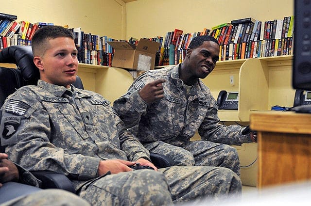 Volunteers-help-keep-service-members-entertained-3