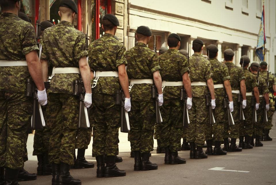 army_soldiers_in_line._istock